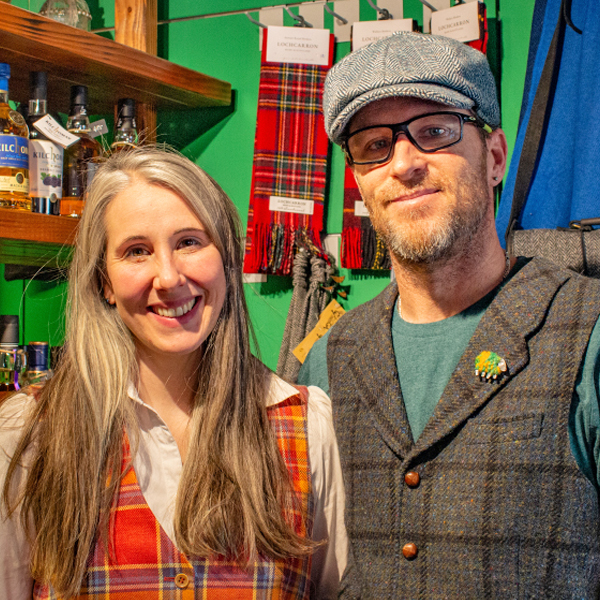 Amelia & Marty Hansen in ihrem Schottenladen in Rothenburg ob der Tauber