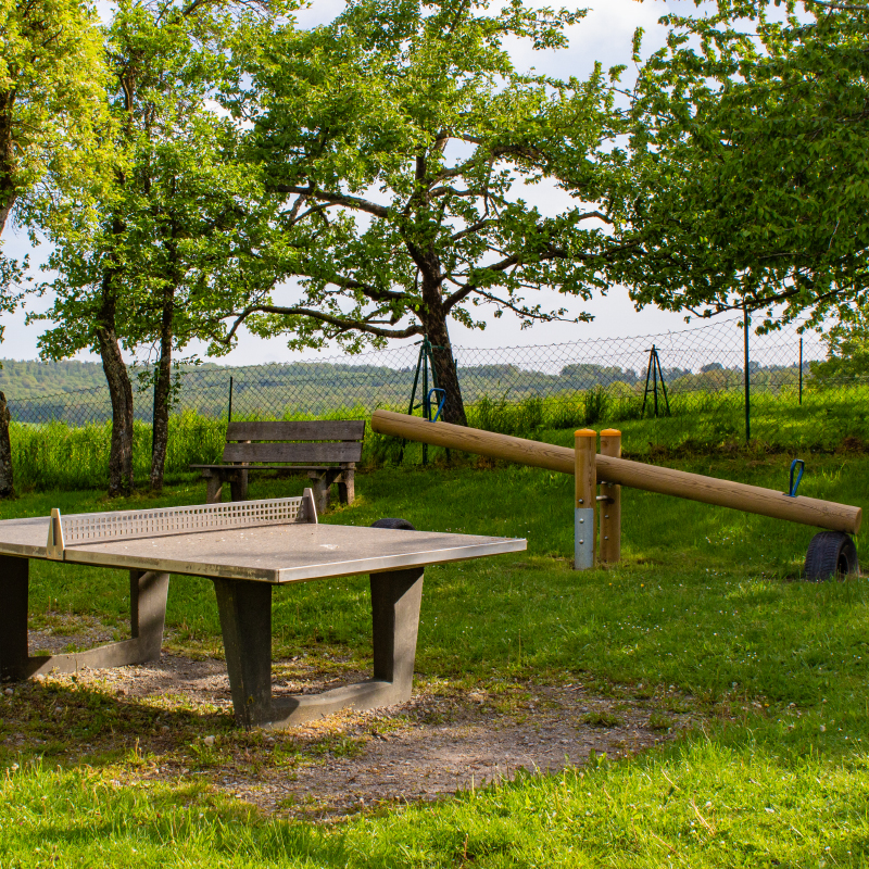 Tischtennisplatte und Wippe auf dem Spielplatz Auerbach