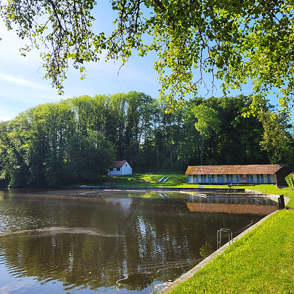 Blick auf das Kiosk und die Sanitäranlagen