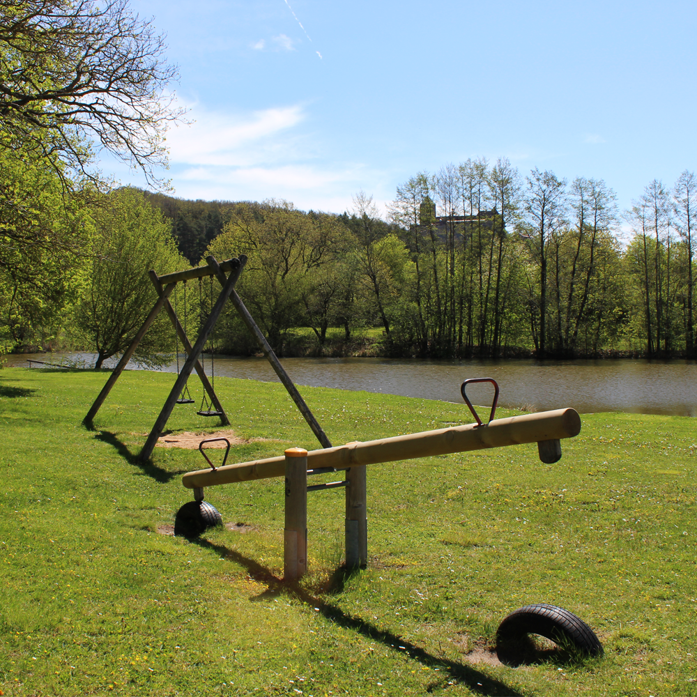 Spielgeräte am Badeweiher Colmberg