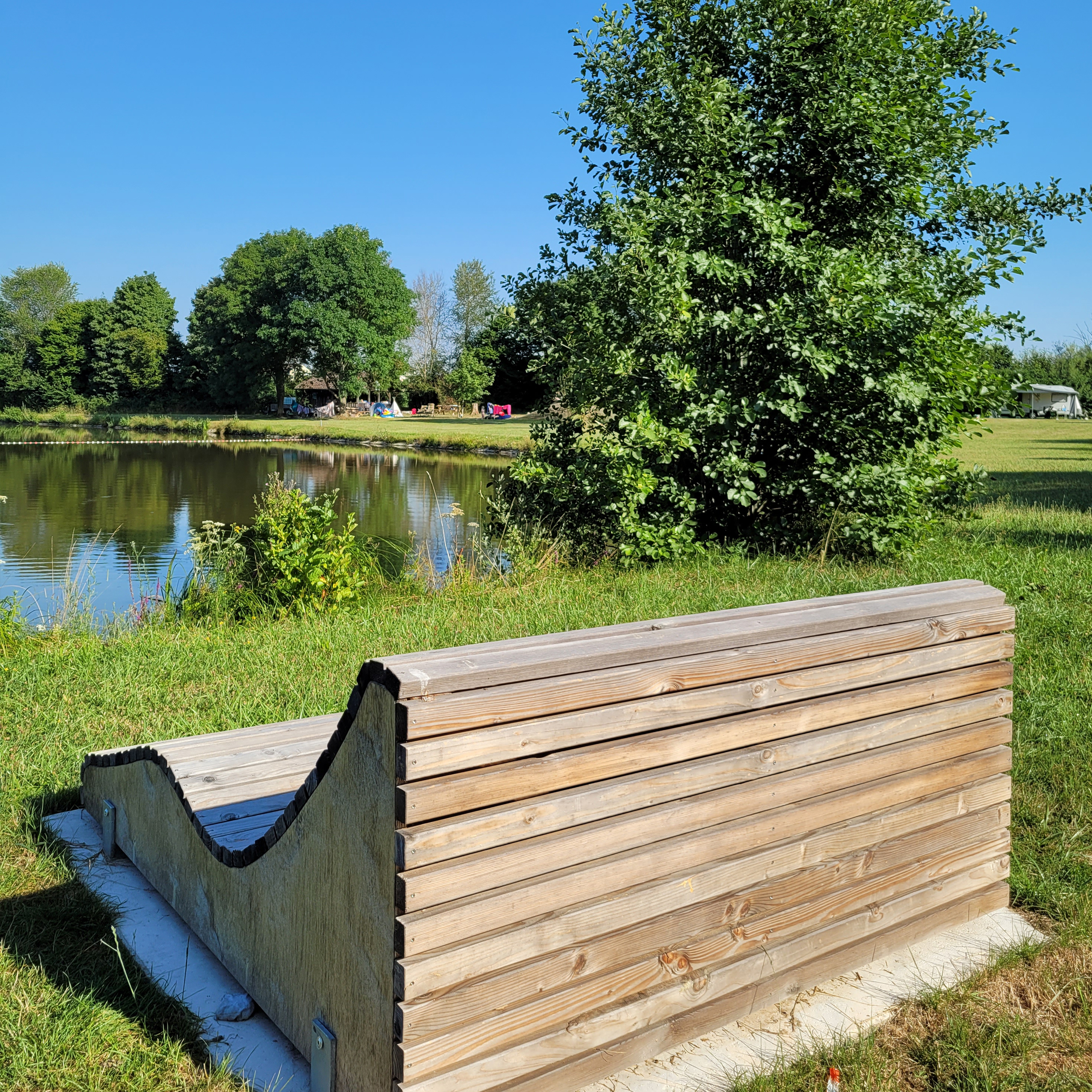 Ein Platz in der Sonne: Ruhebank am Badeweiher Gailroth