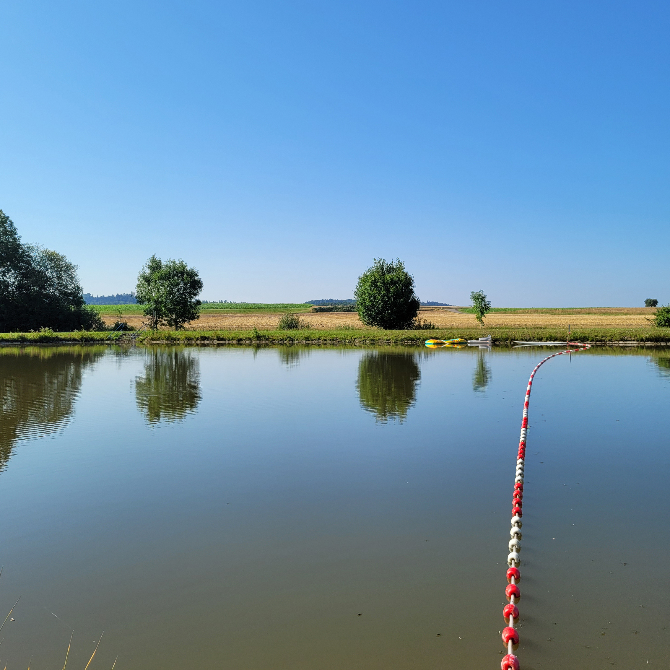 Badeweiher Gailroth: Eine Schwimmleine trennt den Nichtschwimmer vom Schwimmerbereich