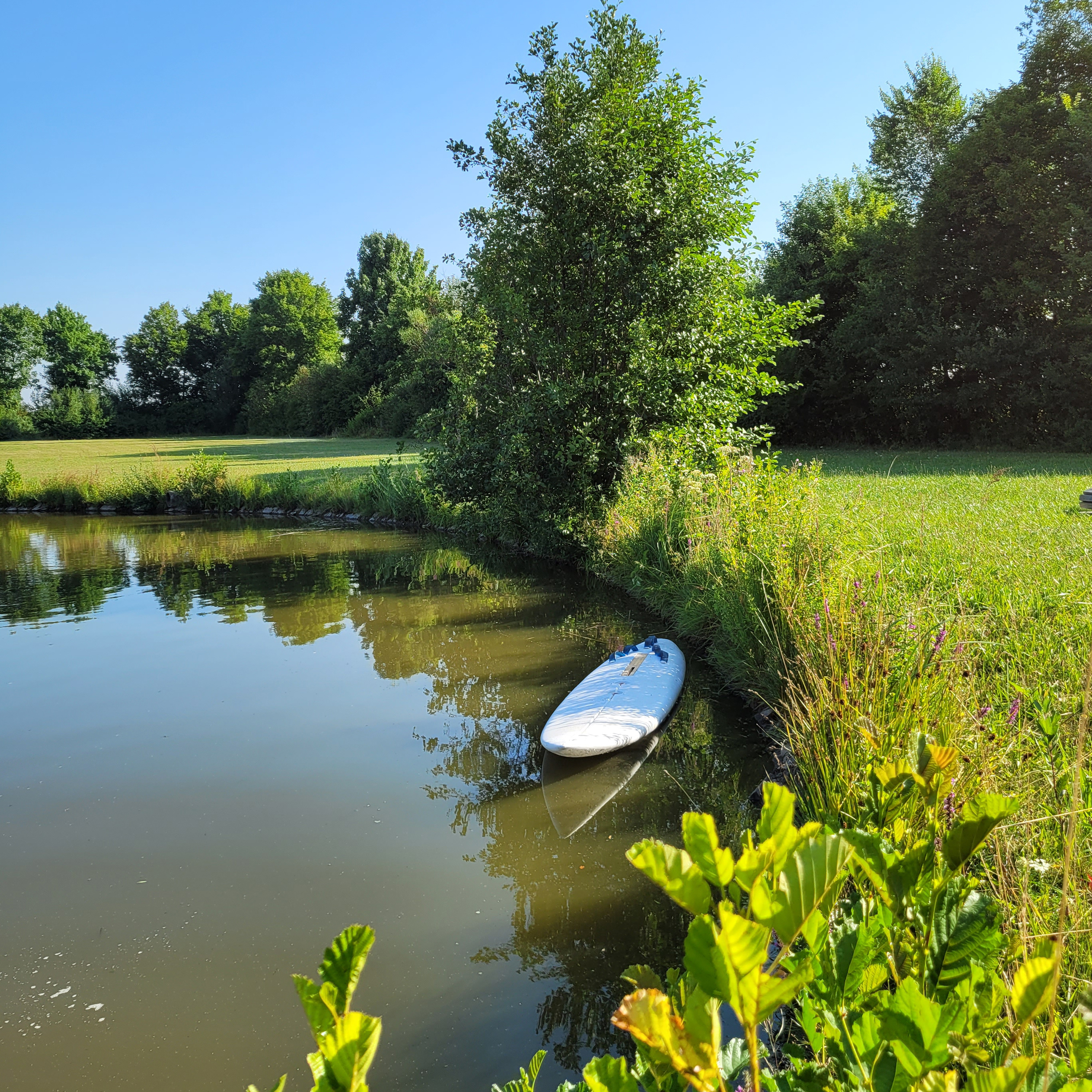 Der Badeweiher Gailroth ist auf für Paddelboote und Stand-Up-Paddle-Boards geeignet