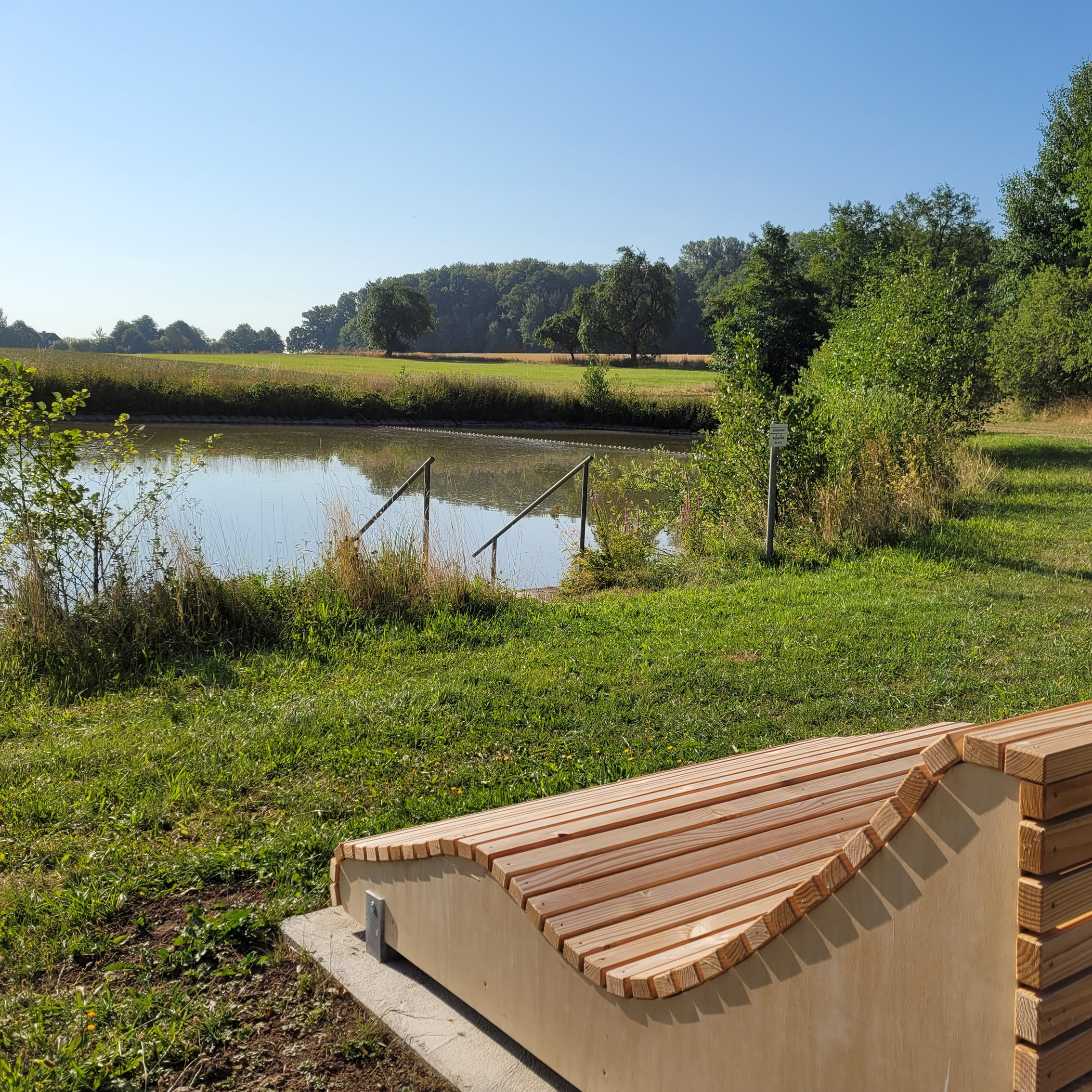 Entspannen auf den Ruhebänken am Badeweiher Wildenholz