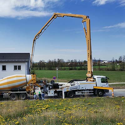 Betonmischer mit Betonpumpe im Neubaugebiet