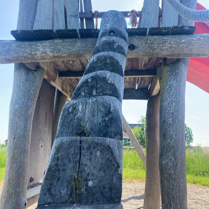 Spielplatz Bieg, Colmberg: Treppe auf den Spielturm