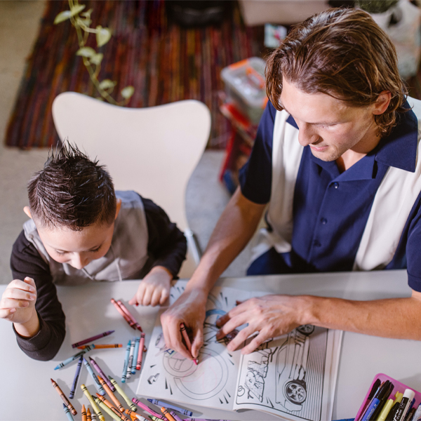 Erzieher im Kindergarten