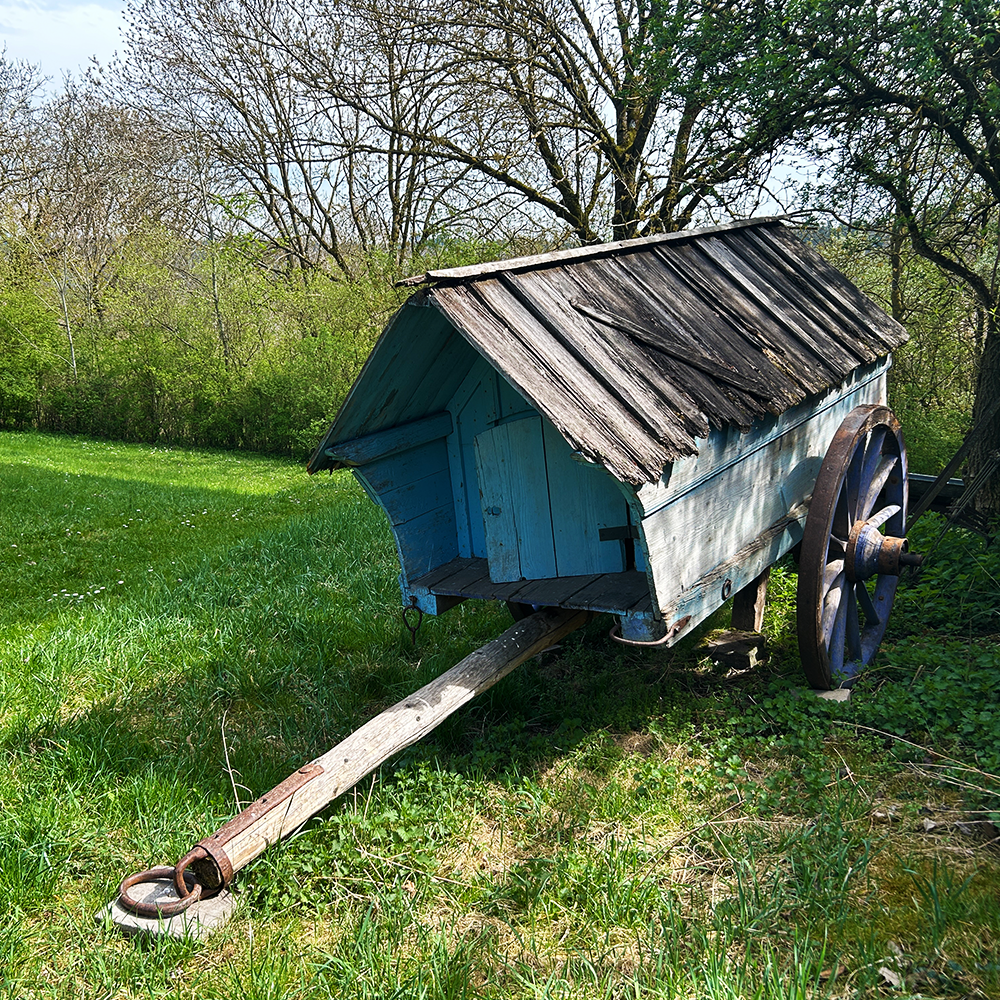 Ein alter Wagen vor dem Brunnenhaus in Schillingsfürst