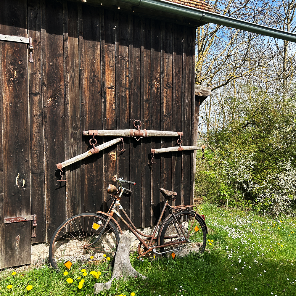 Ein altes Fahrrad vor dem Brunnenhaus Schillingsfürst