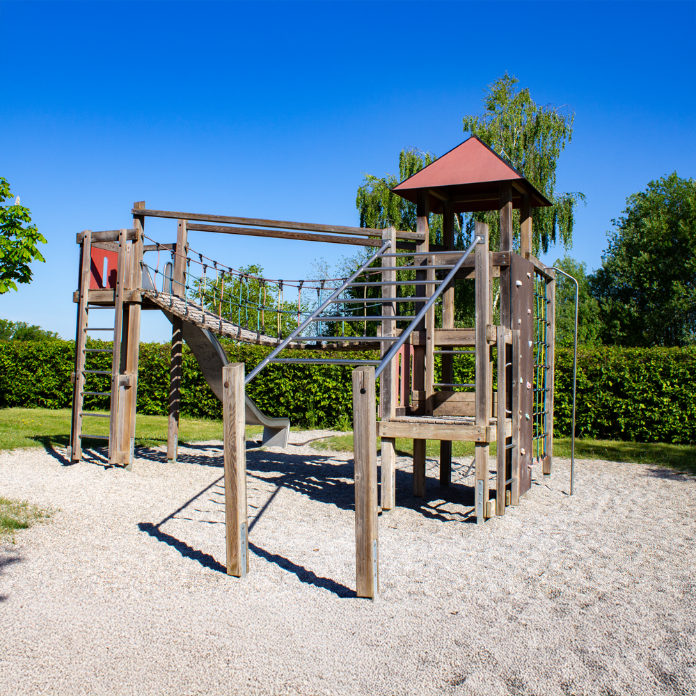 Kletterturm am Spielplatz Buchenweg in Feuchtwangen