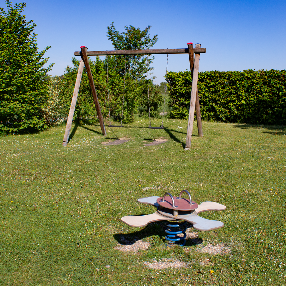 Schaukel und Federwippe auf dem Spielplatz Buchenweg in Feuchtwangen