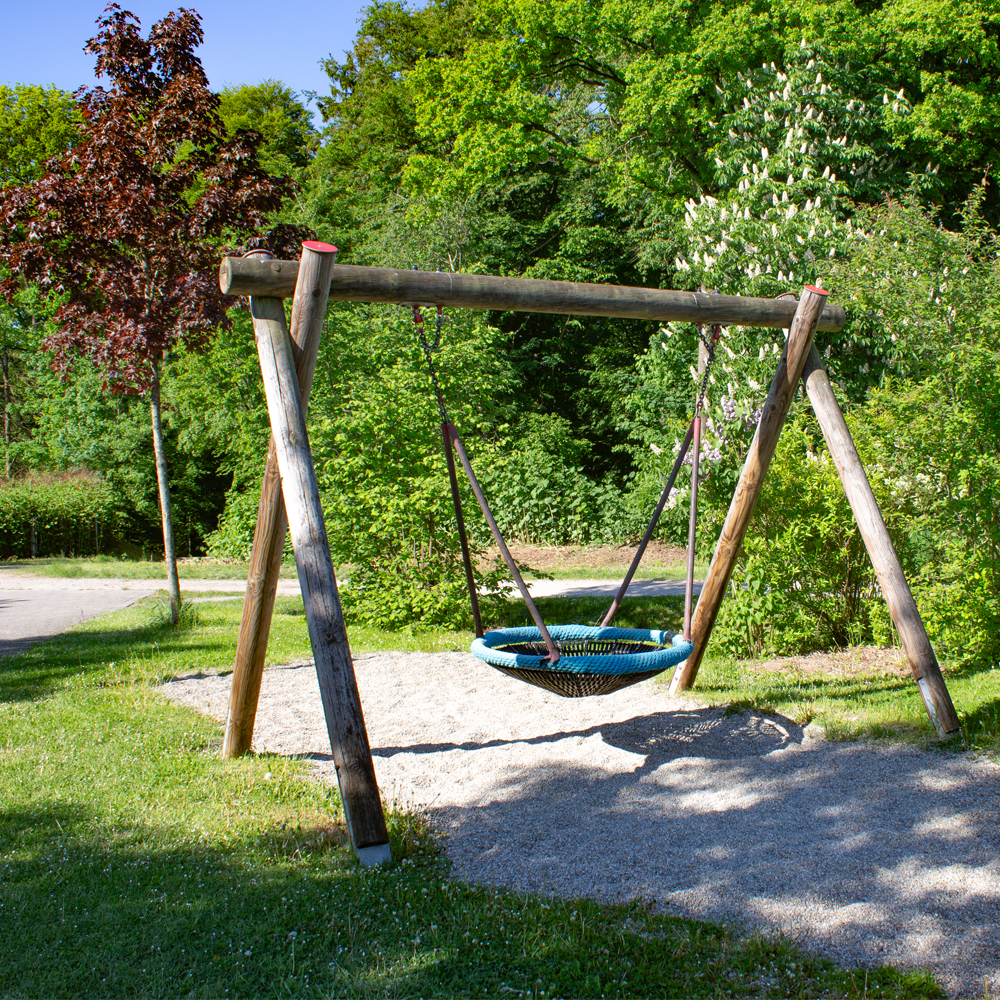 Nestschaukel auf dem Spielplatz in der Buchenstraße in Feuchtwangen
