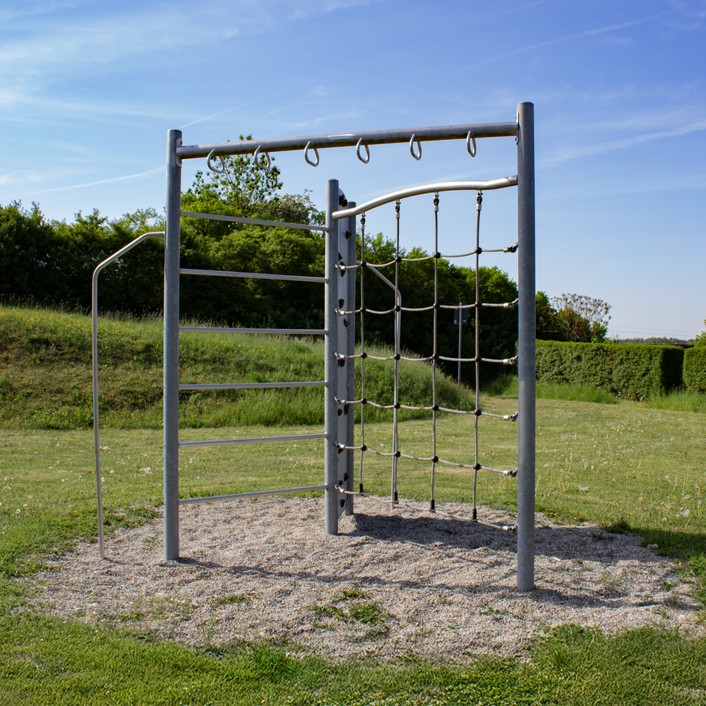 Klettergerüst am Spielplatz in Cadolzhofen bei Windelsbach
