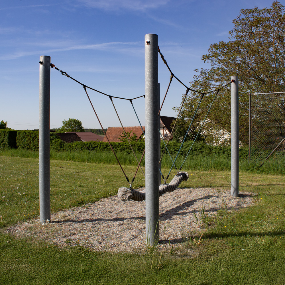 Seilschaukel auf dem Spielplatz in Cadolzhofen bei Windelsbach
