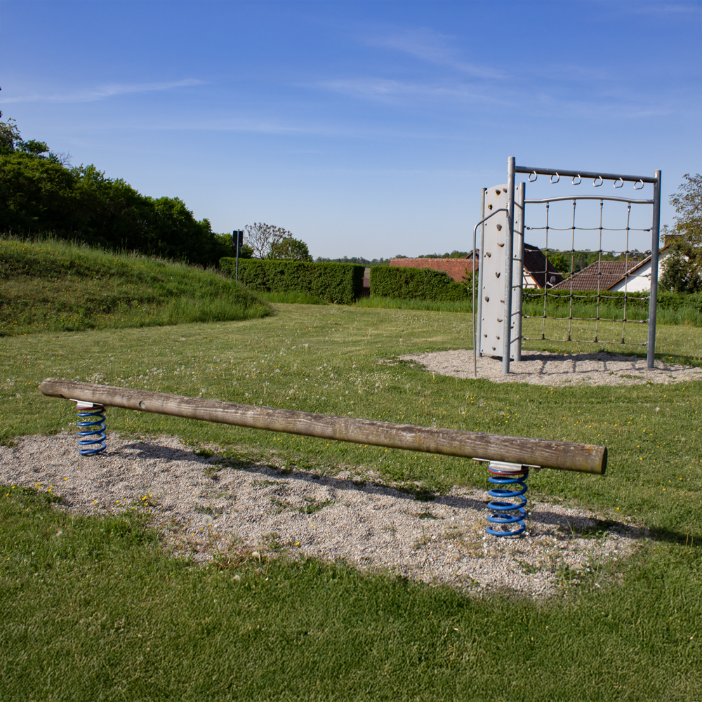 Balancierbalken und Klettergerüst auf dem Spielplatz in Cadolzhofen bei Windelsbach
