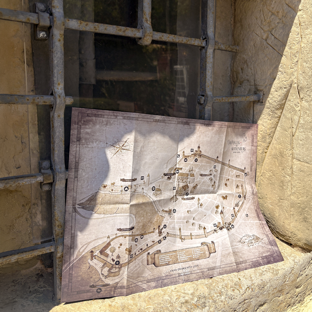 Vor dem RothenburgMuseum mit der Schatzkarte Chronicles of Rothenburg