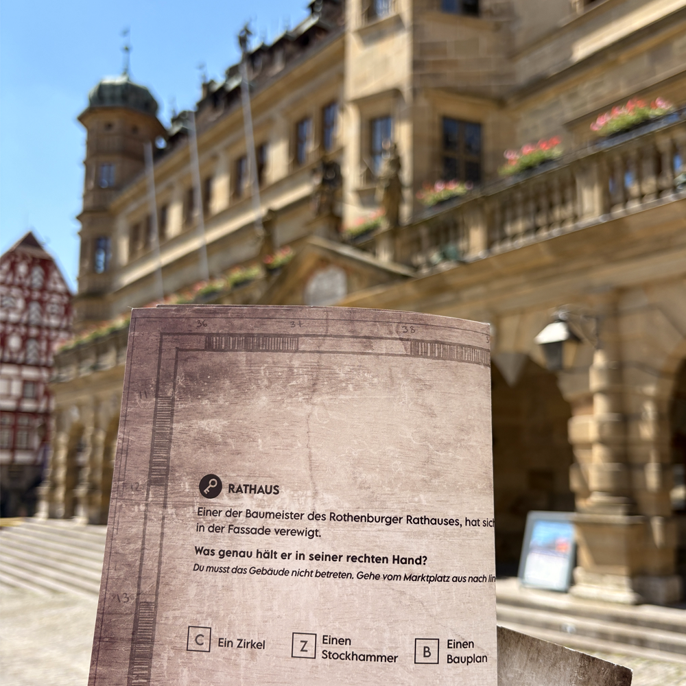 Vor dem Rathaus in Rothenburg mit der Schatzkarte Chronicles of Rothenburg