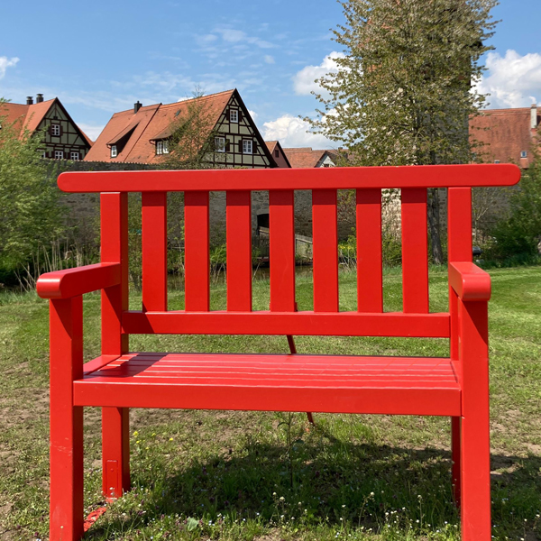 Nicht zu übersehen: Die rote Bank