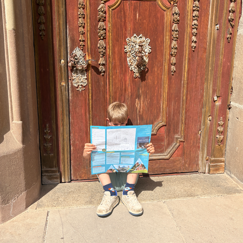 Vor dem M&uuml;nster in Dinkelsb&uuml;hl mit dem Kinderstadtf&uuml;hrer