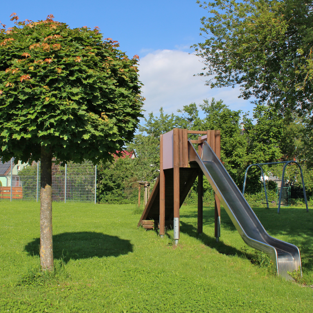 Rutsche auf dem Spielplatz in Dorfgütingen
