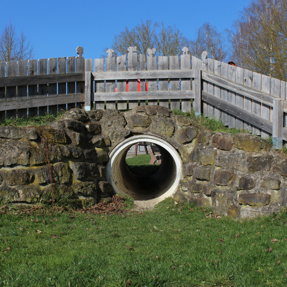 Kriechtunnel am Spielplatz Eichenstraße in Geslau