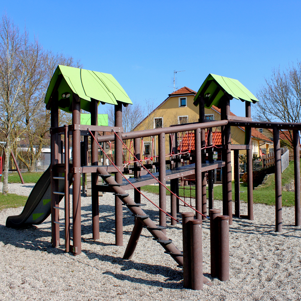 Klettergerüst am Spielplatz in der Eichenstraße in Geslau