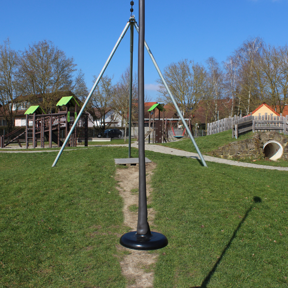 Seilrutsche am Spielplatz in der Eichenstraße in Geslau