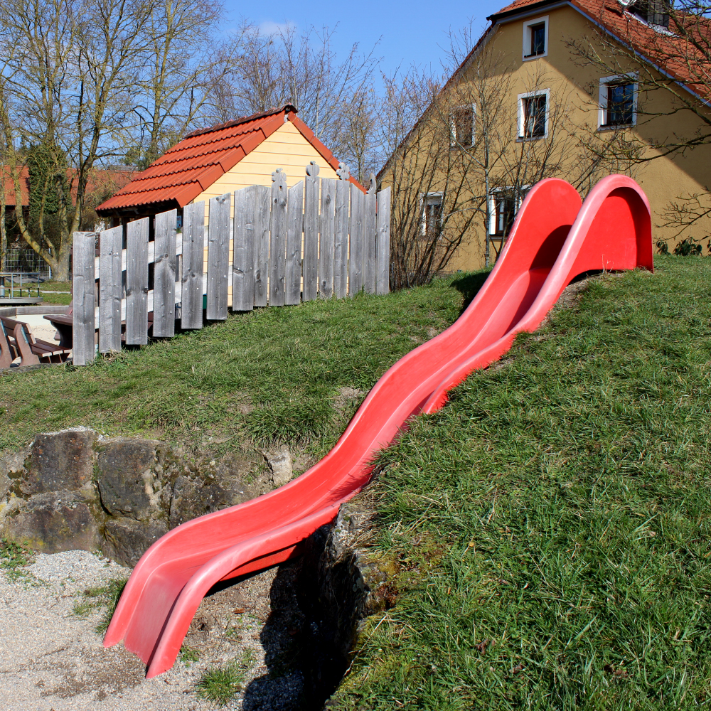 Rote Rutsche am Spielplatz Eichenstraße in Geslau