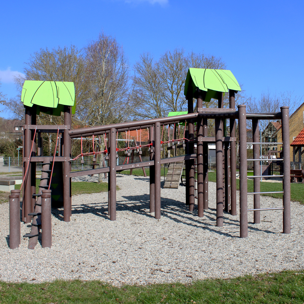 Klettergerüst am Spielplatz in der Eichenstraße in Geslau