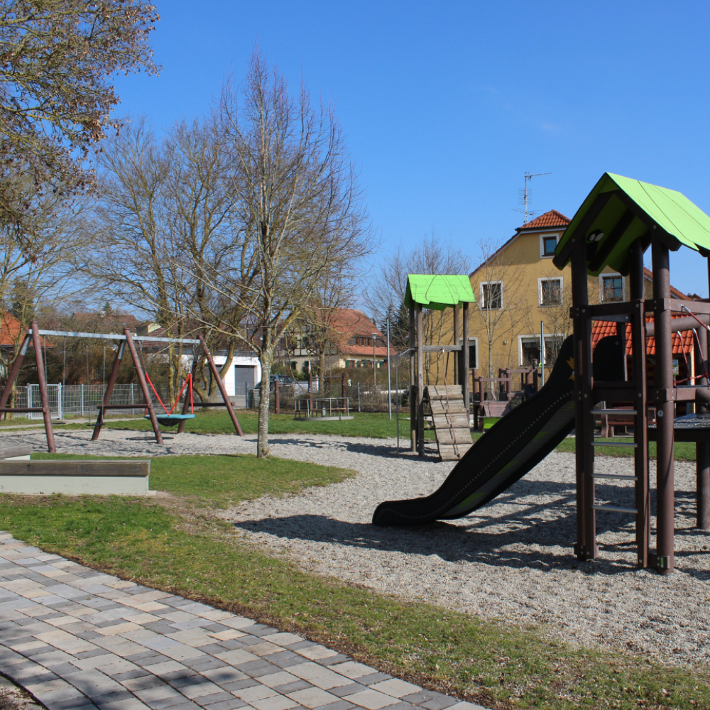 Übersicht über den Spielplatz in der Eichenstraße in Geslau