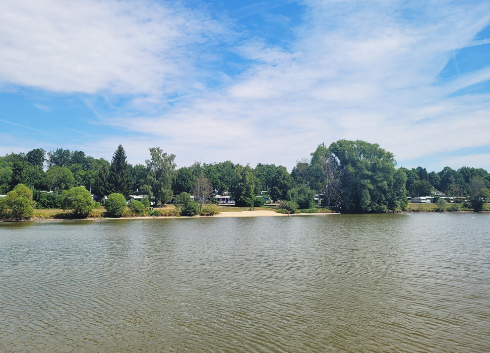 Blick auf das SeeCamp am Ufer des Rückhaltebeckens Kobeltsmühle in Dinkelsbühl