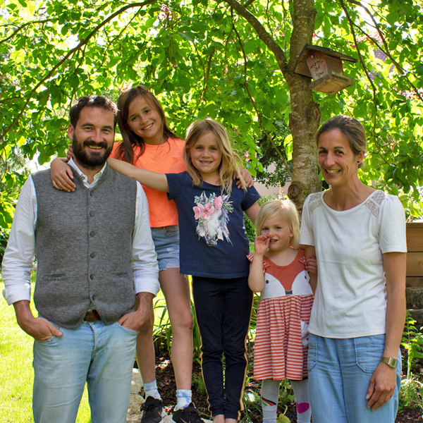 Familie Krommer im Garten Ihres Traumhauses