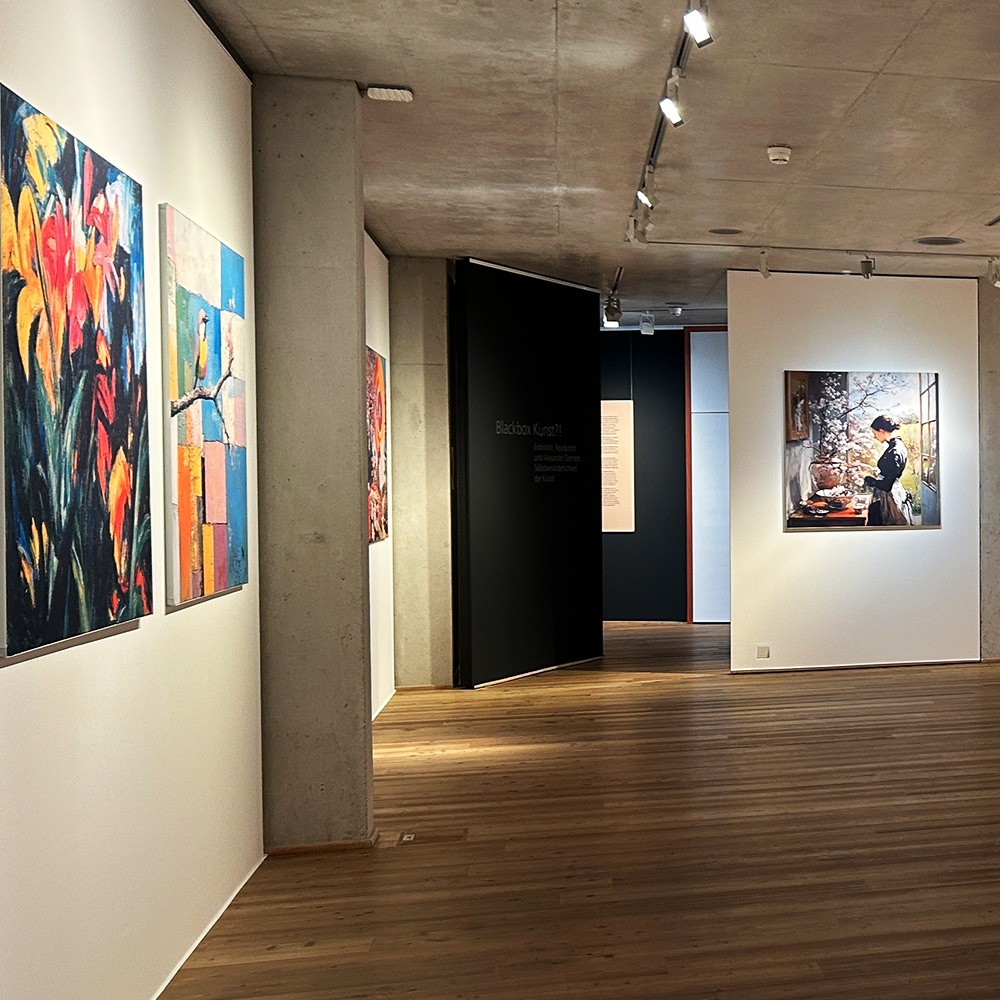 Bilderwand in der Ausstellung 