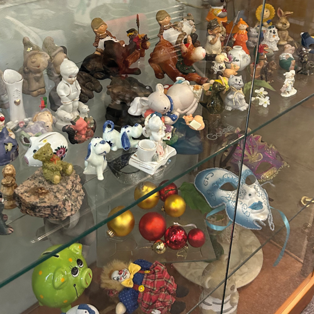 Figuren in der Vitrine im Umsonstladen in Feuchtwangen