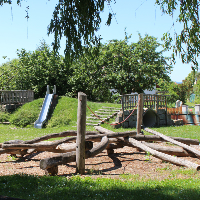 Generationenspielplatz Colmberg Kletterstämme