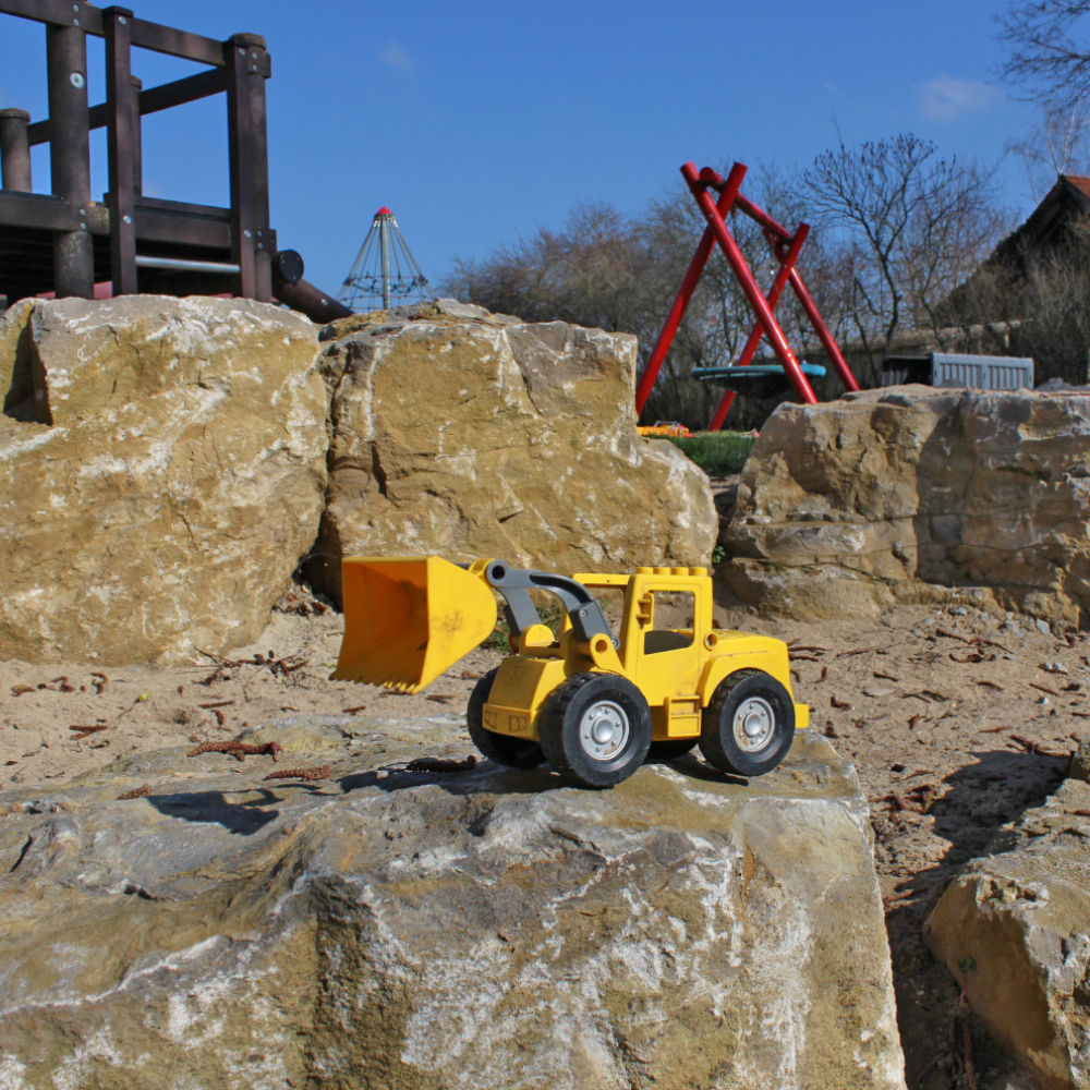 Spielzeug im Sandbereich am Spielplatz Gunzendorf
