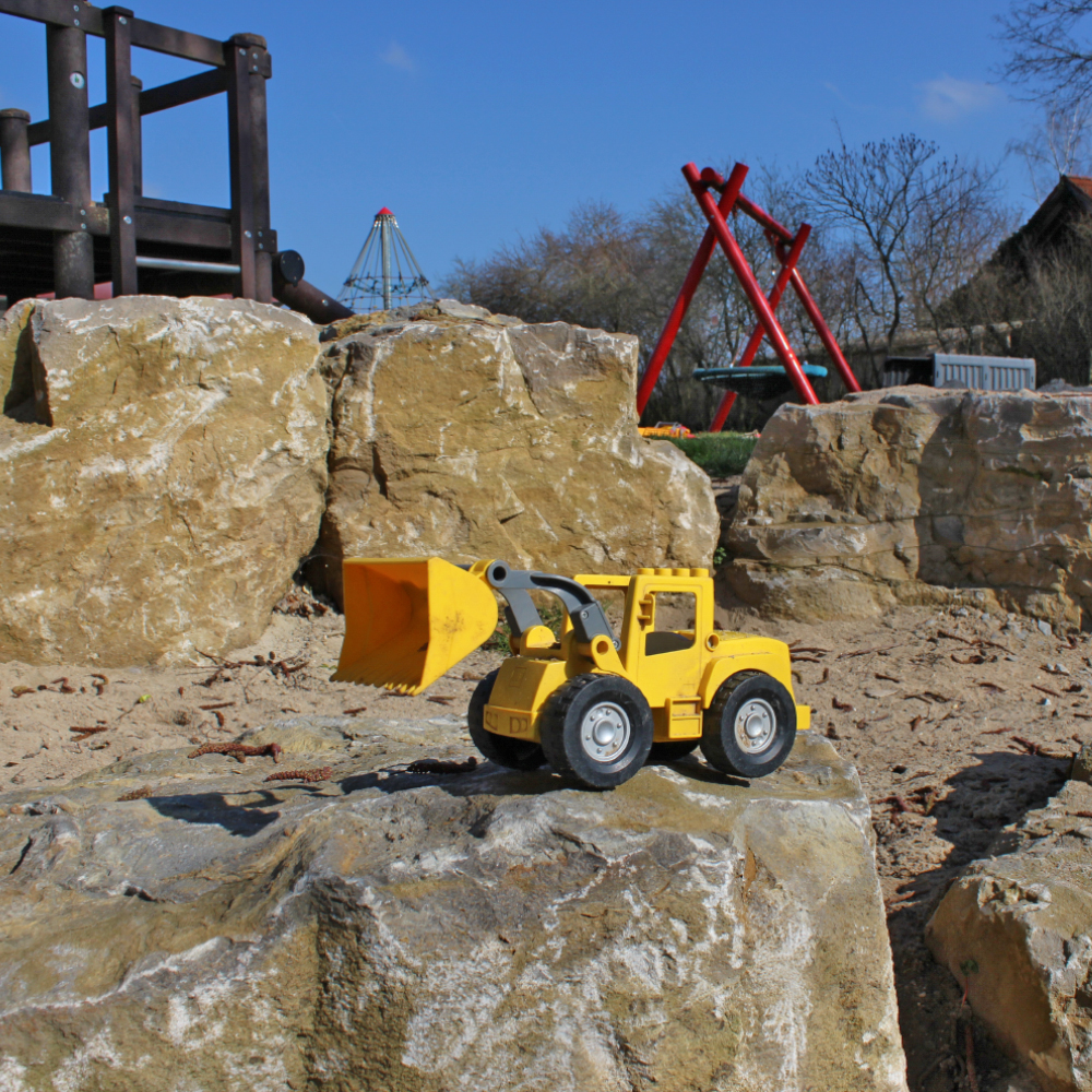 Spielzeug im Sandbereich am Spielplatz Gunzendorf