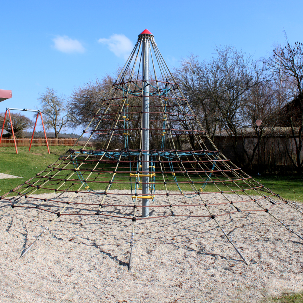 Kletterpyramide am Spielplatz Gunzendorf bei Geslau