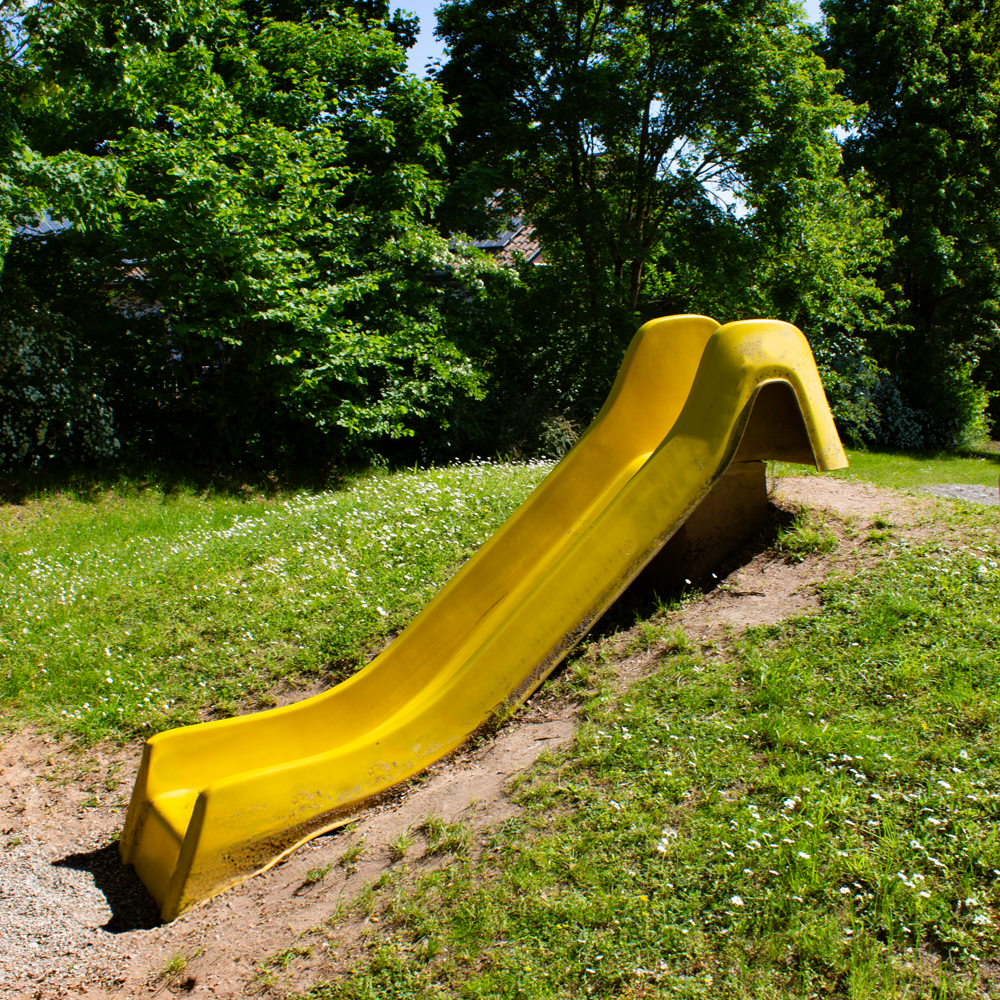 Rutsche auf dem Spielplatz Hesselbergstraße in Feuchtwangen