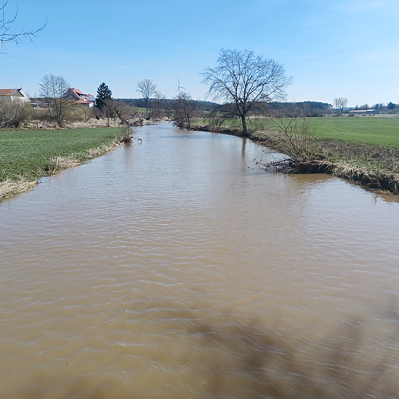 Hochwasser: Die Wörnitz bei Dinkelsbühl randvoll.