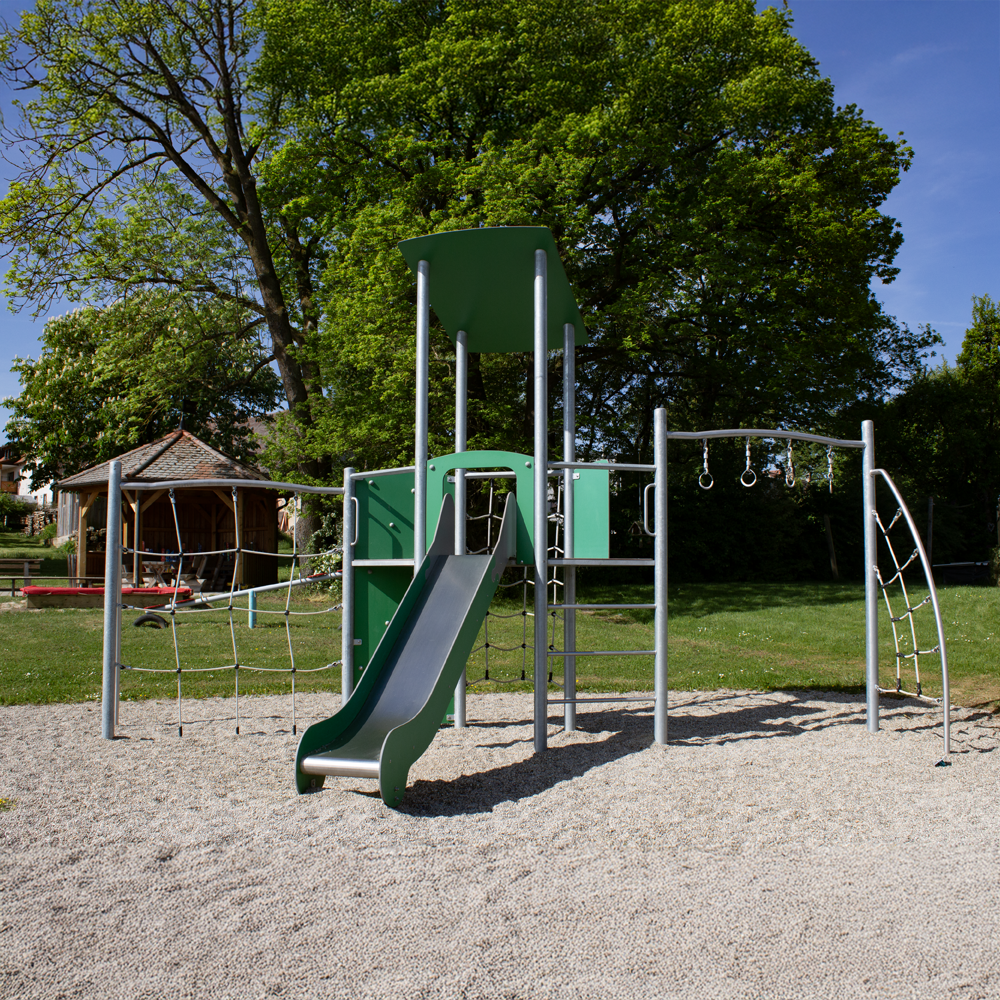 Klettergerüst auf dem Spielplatz in Hornau/ Windelsbach