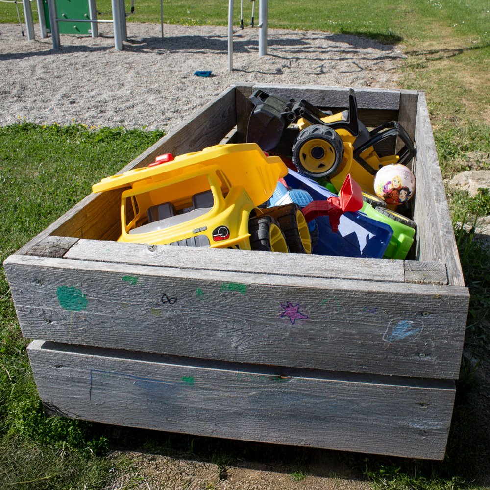 Spielzeugkiste am Spielplatz in Hornau bei Windelsbach
