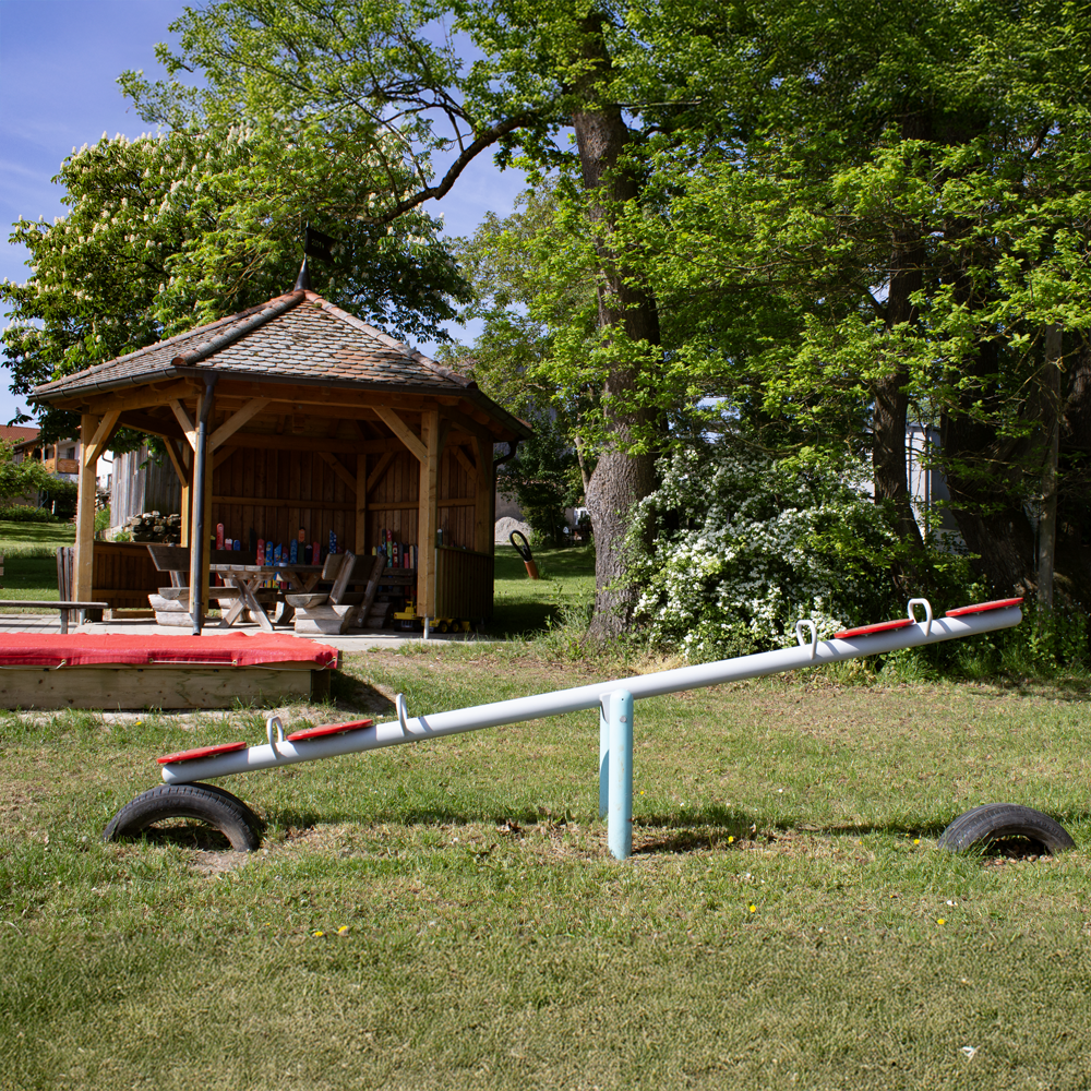 Wippe auf dem Spielplatz in Hornau bei Windelsbach