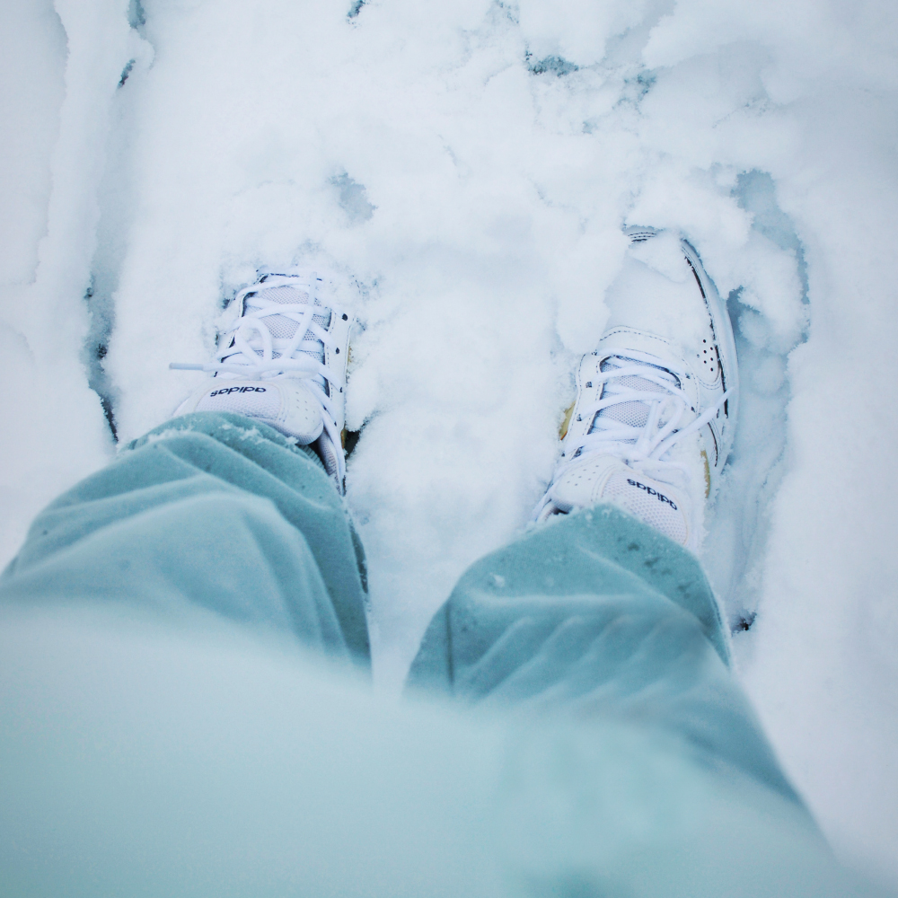 Sportschuhe im Schnee