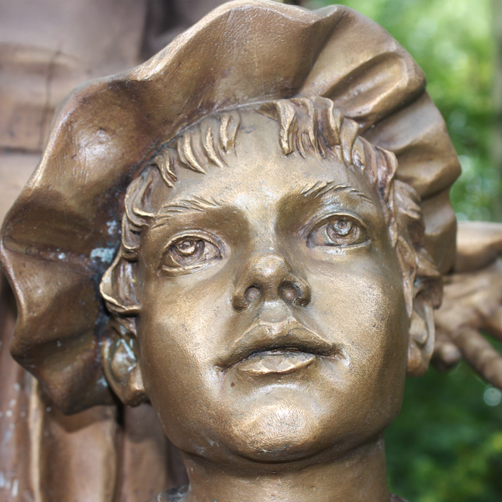 Junge in der Kinderlorestatue