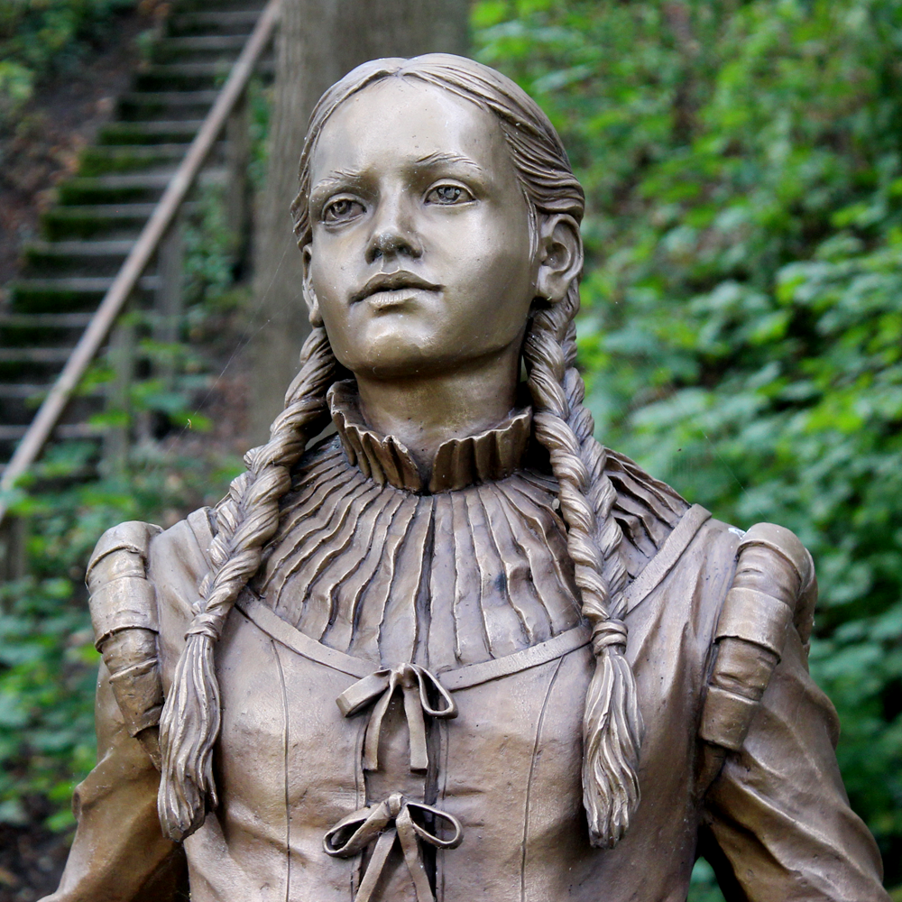Kopf der Kinderlore als Teil der Statue im Stadtpark in Dinkelsbühl 