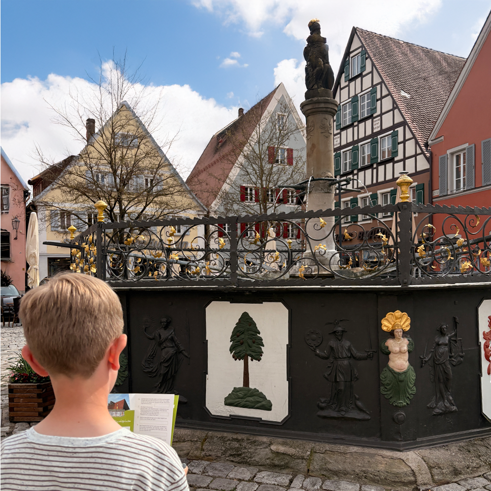 Vor dem Brunnen am Marktplatz in Feuchtwangen bei der Kinderstadtrallye