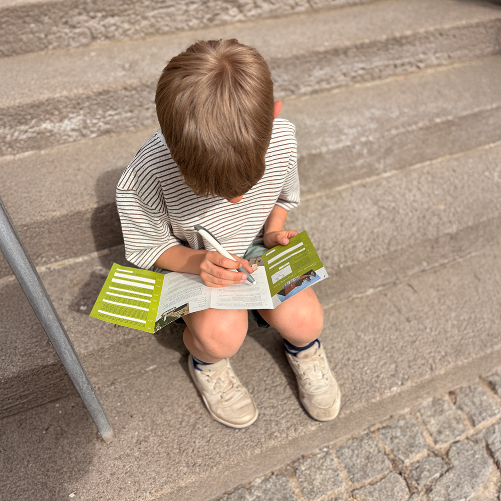 Unterwegs mit dem Flyer zur Kinderstadtrallye der Stadt Feuchtwangen