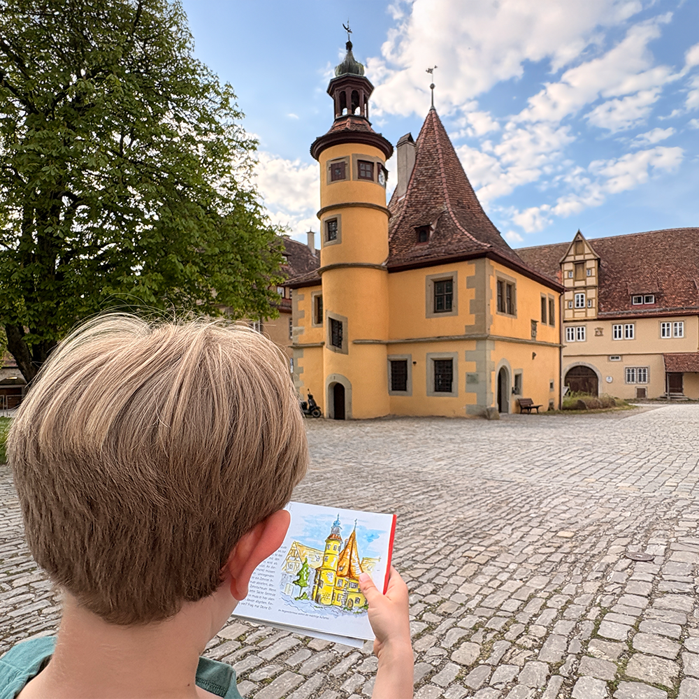 Vor dem Hegereiterhaus mit dem Kinderstadtf&uuml;hrer