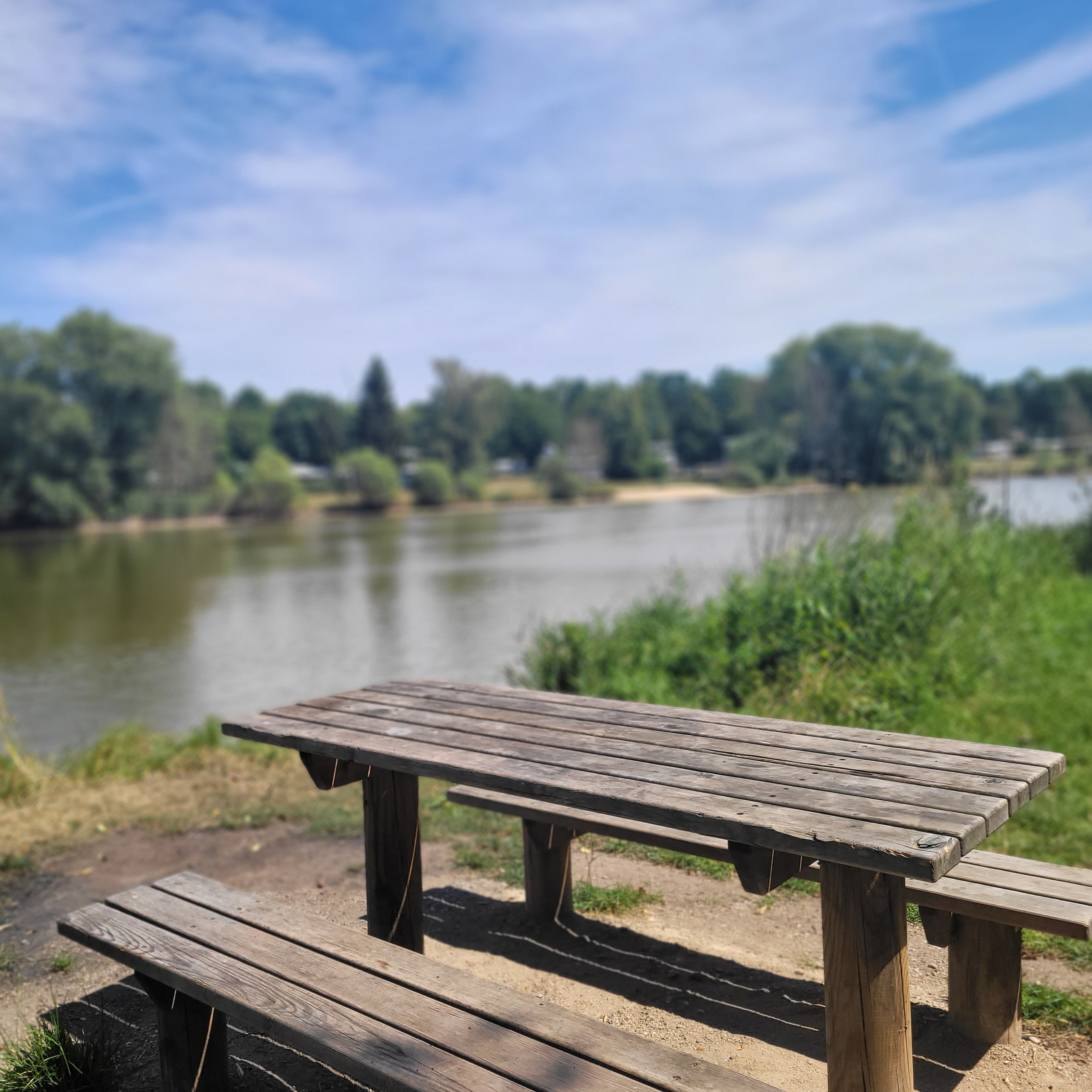 Rückhaltebecken Kobeltsmühle Dinkelsbühl: Sitzbank am Wasser